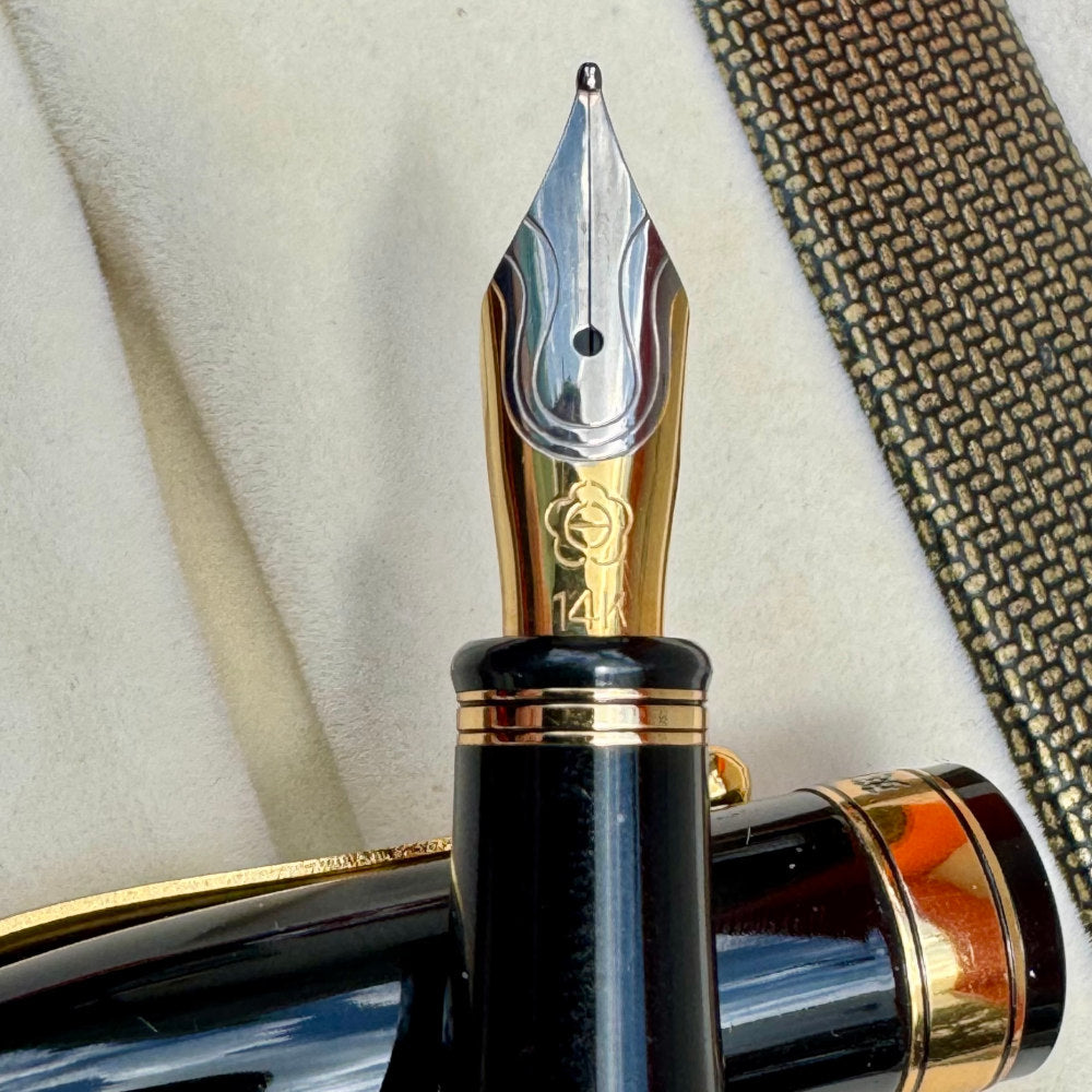Close-up of the two-tone 14K gold nib on the Hero Yundiao fountain pen